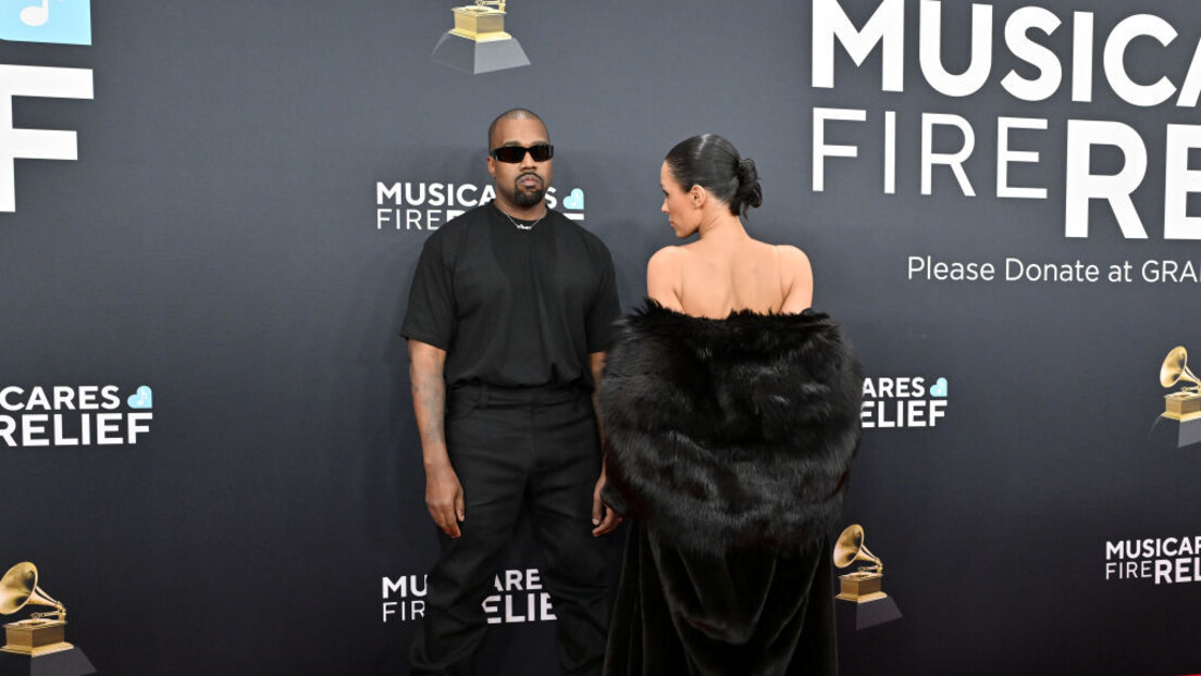 Mulher de Kanye West aparece nua no Grammy 2025 — RT Brasil