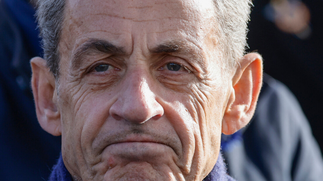 Ex-presidente francês Nicolas Sarkozy recebe tornozeleira eletrônica após condenação