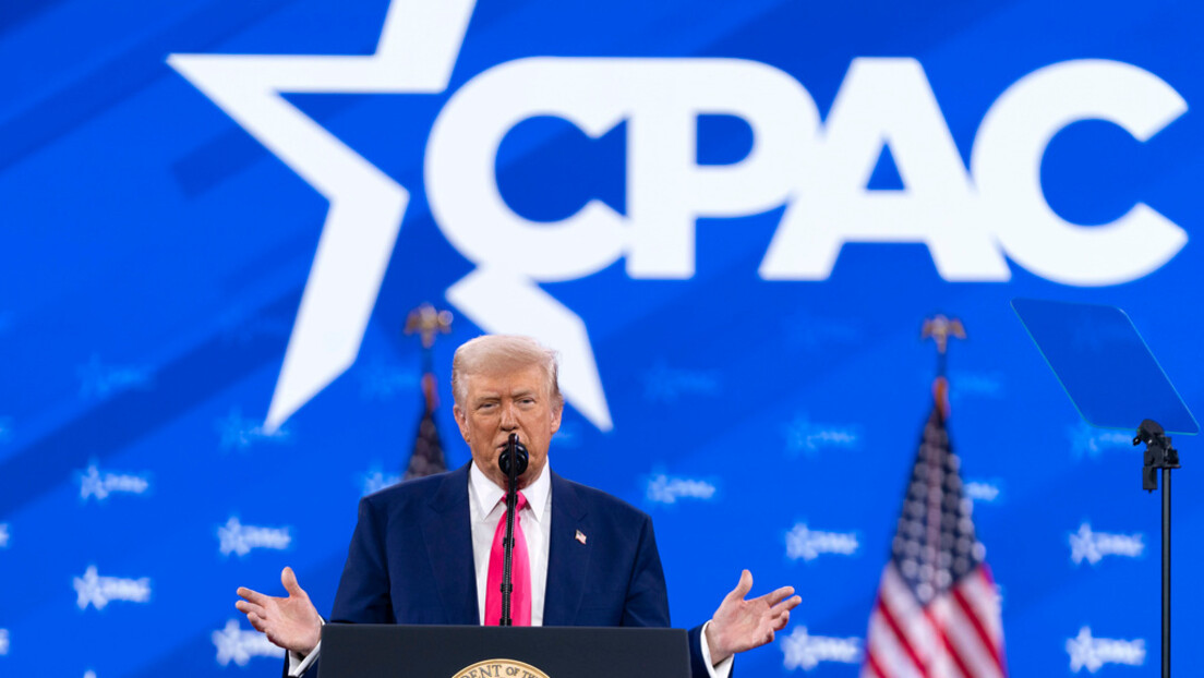 'Diga oi para o seu pai': Trump cumprimenta Eduardo Bolsonaro