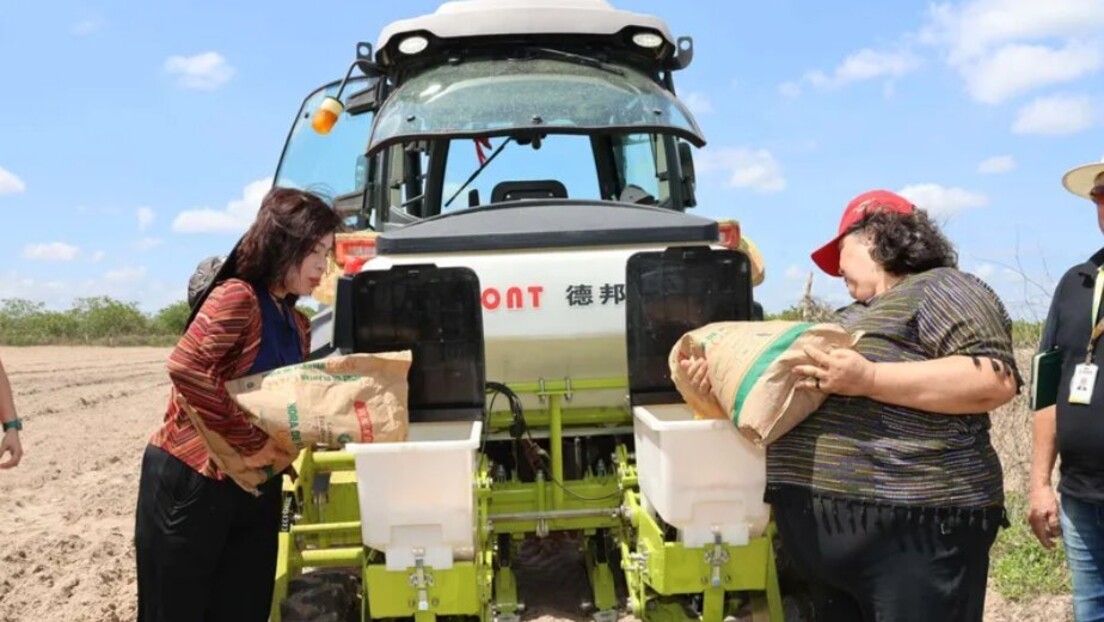 China introduz 30 máquinas agrícolas no nordeste brasileiro e exalta parceria com o MST