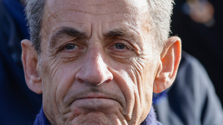 Ex-presidente francês Nicolas Sarkozy recebe tornozeleira eletrônica após condenação