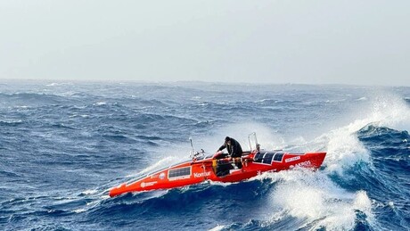 Russo de 73 anos tornou-se o primeiro viajante a cruzar o Atlântico Sul em um barco a remo