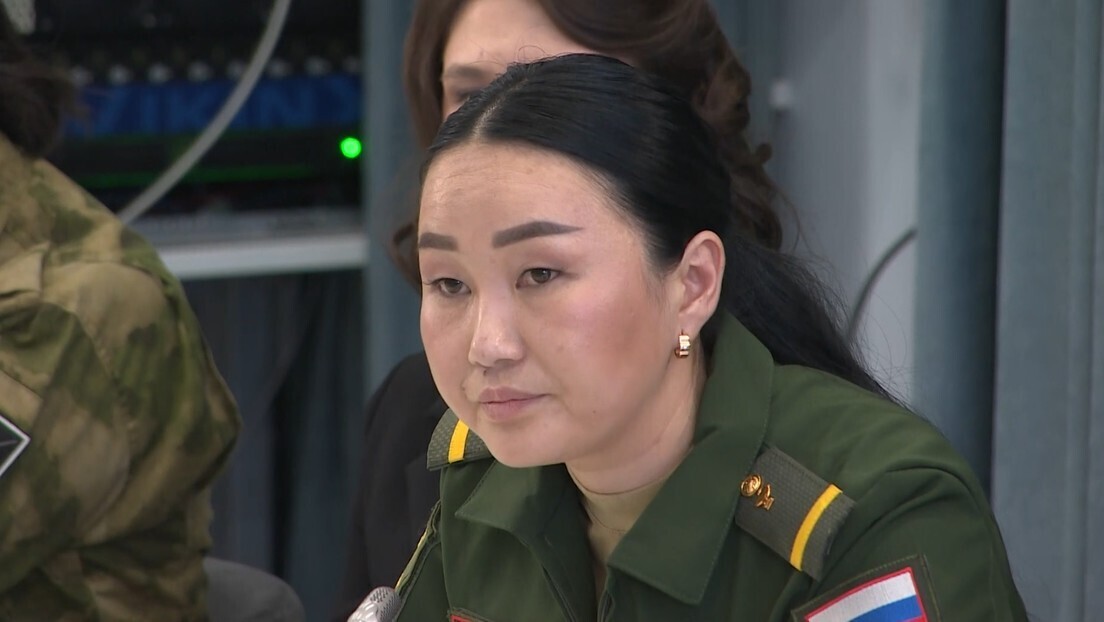 Médica militar russa que carregou corpo do marido no campo de batalha emociona Putin