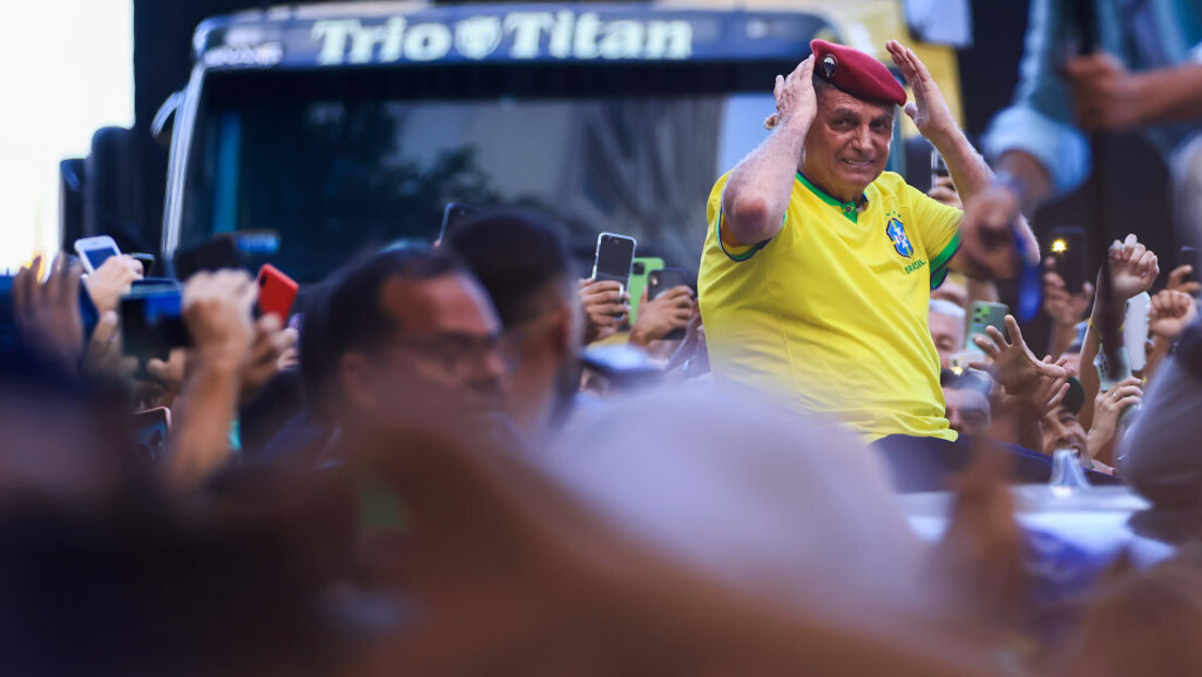 Bolsonaro discursa em ato pró-anistia em Copacabana