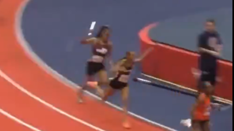 VÍDEO: 'Espírito esportivo' - Atleta golpeia adversária na cabeça com bastão durante corrida