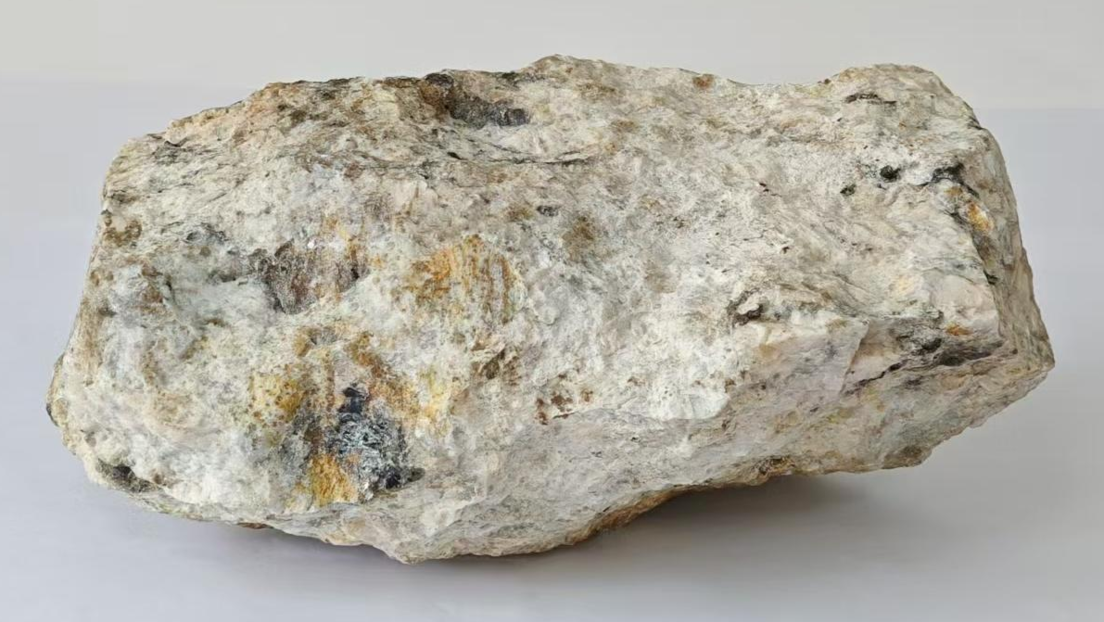 China descobre mineral raro que pode impulsionar semicondutores e energia solar