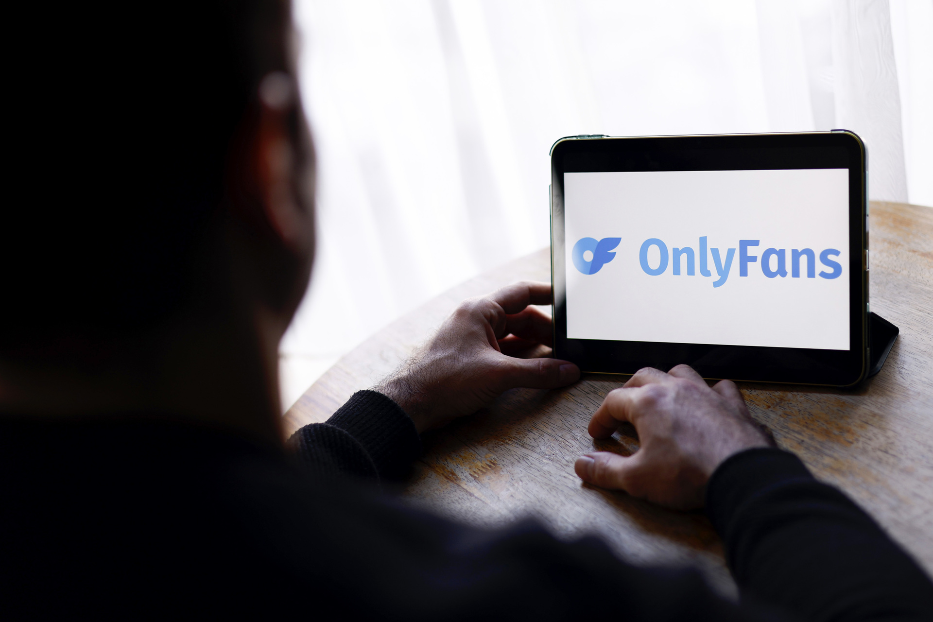 Usuários processam OnlyFans após descobrirem que não eram as modelos quem interagiam com eles