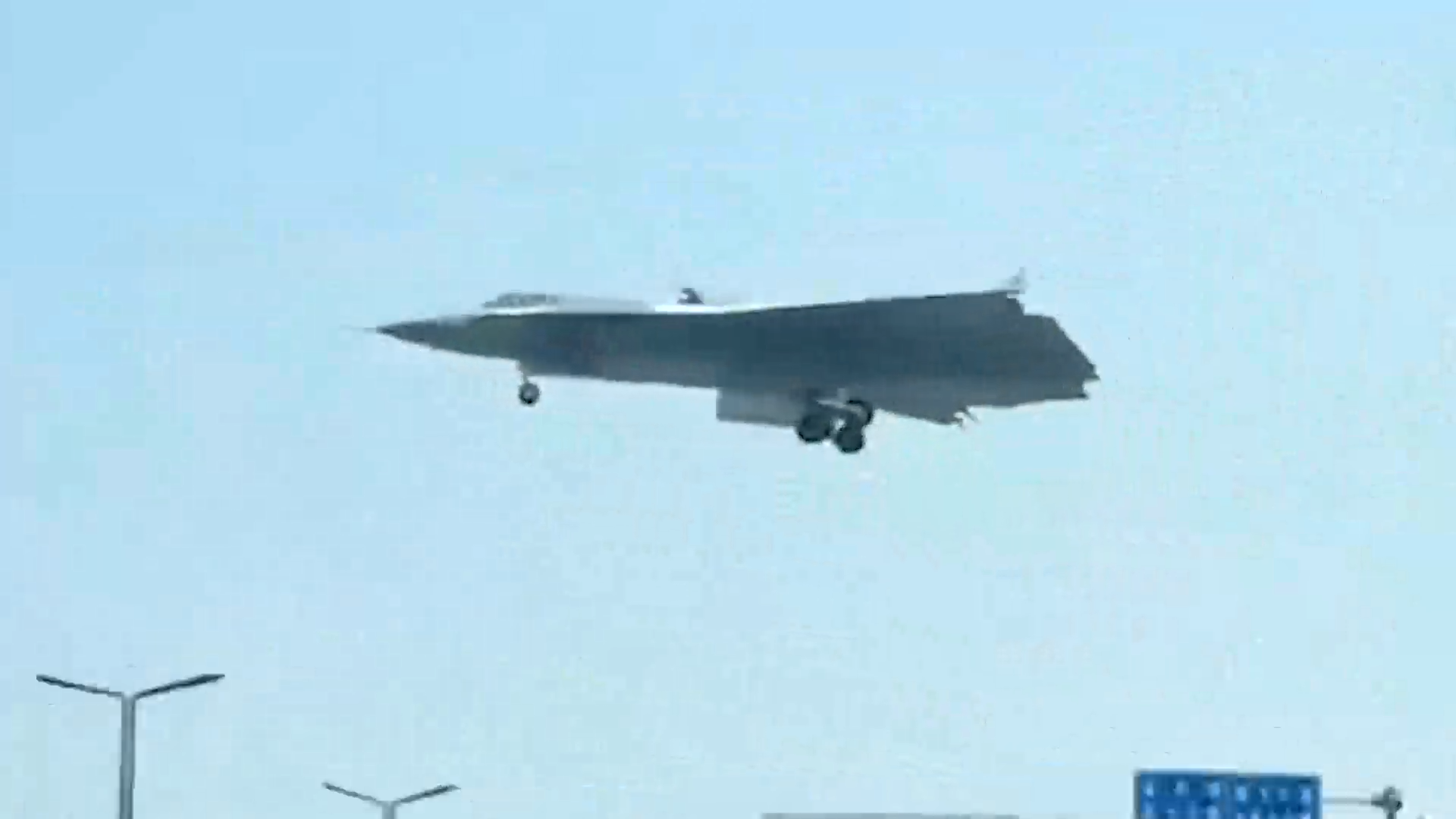 VÍDEO: Caça furtivo chinês J-36 passa sobre estrada em voo de baixo altitude