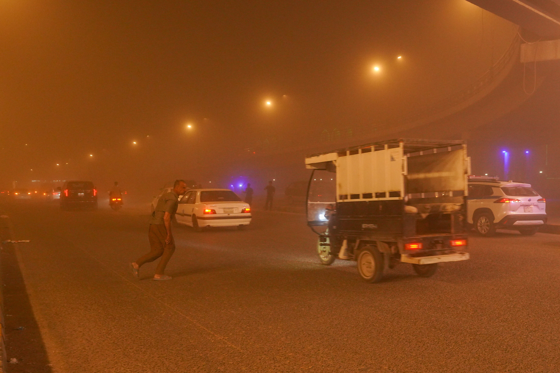 Tempestade de areia deixa milhares de pessoas hospitalizados no Iraque (VÍDEO)