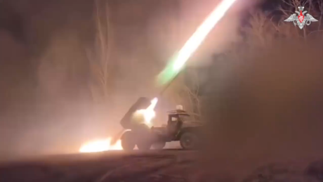 VÍDEO: ataque noturno de foguetes russos elimina fortaleza ucraniana