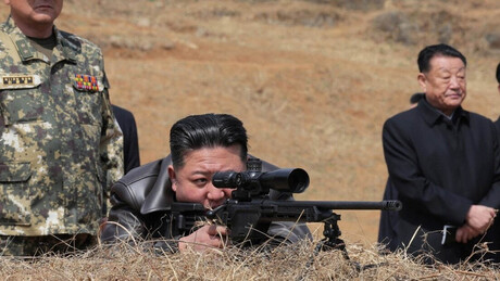 Kim Jong-un realiza exercícios de tiro e testa pessoalmente um novo rifle de precisão