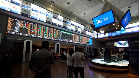 Bolsa brasileira apresenta queda em meio a temores de nova 'Segunda-feira Negra'