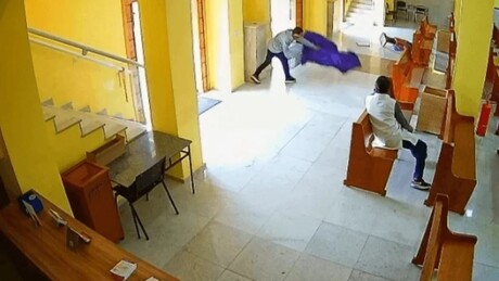 Vândalo invade igreja em SP, destrói imagens religiosas e foge