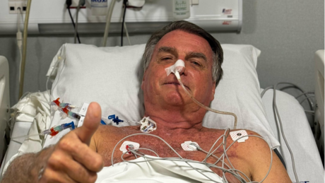 Bolsonaro será transferido em UTI aérea para hospital em Brasília, onde deve realizar cirurgia