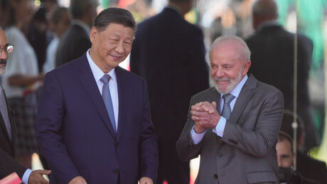 China e Brasil discutem resposta às tarifas de Trump; BRICS devem fazer frente unida