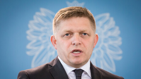 'Ninguém pode me dizer aonde ir': Fico visitará a Rússia no Dia da Vitória, apesar das ameaças da UE