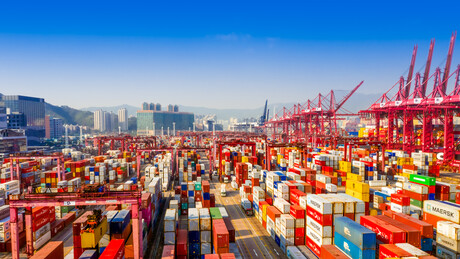 Guerra comercial escala: Trump ameaça China com tarifas de até 245%