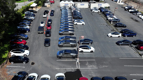 Após pressão de montadoras, Trump assina medida para aliviar impacto de tarifas