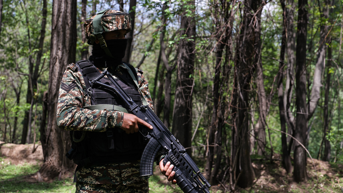 Paquistão lança retaliação contra Índia, informa imprensa paquistanesa