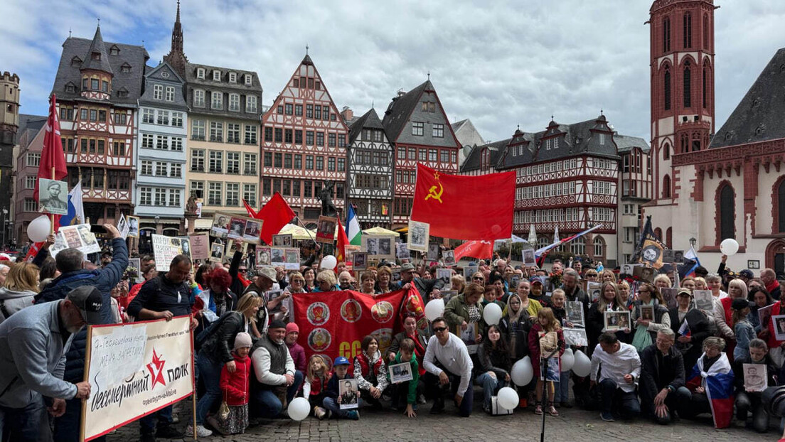 Marcha do "Regimento Imortal" realizada na Alemanha