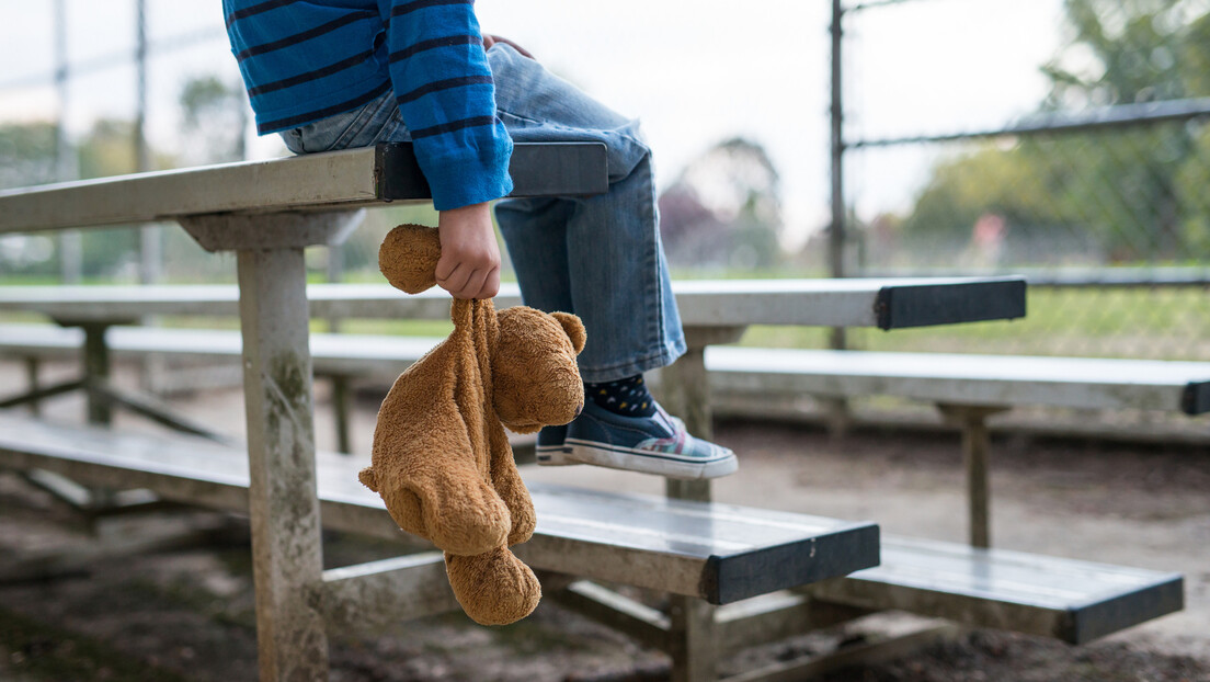 Esse hábito dos adultos pode causar problemas de saúde e comportamento de seus filhos