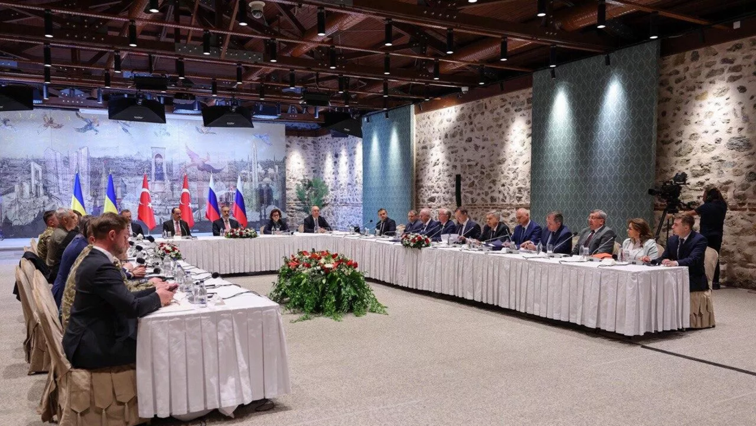 Primeiras imagens da reunião entre Rússia e Ucrânia em Istambul