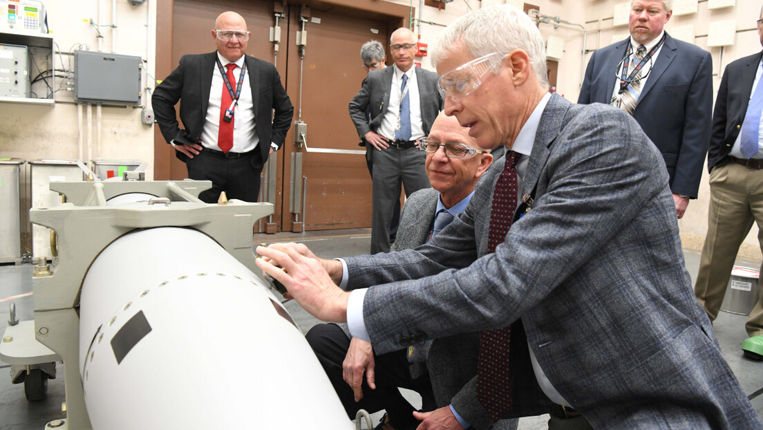 EUA revelam nova bomba nuclear B61-13