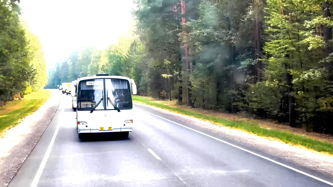 Centenas de cidadãos russos retornam ao país após troca com Ucrânia