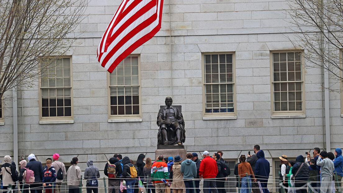 Justiça derruba decisão contra Harvard que alegava ‘ameaça comunista’; China denuncia perseguição