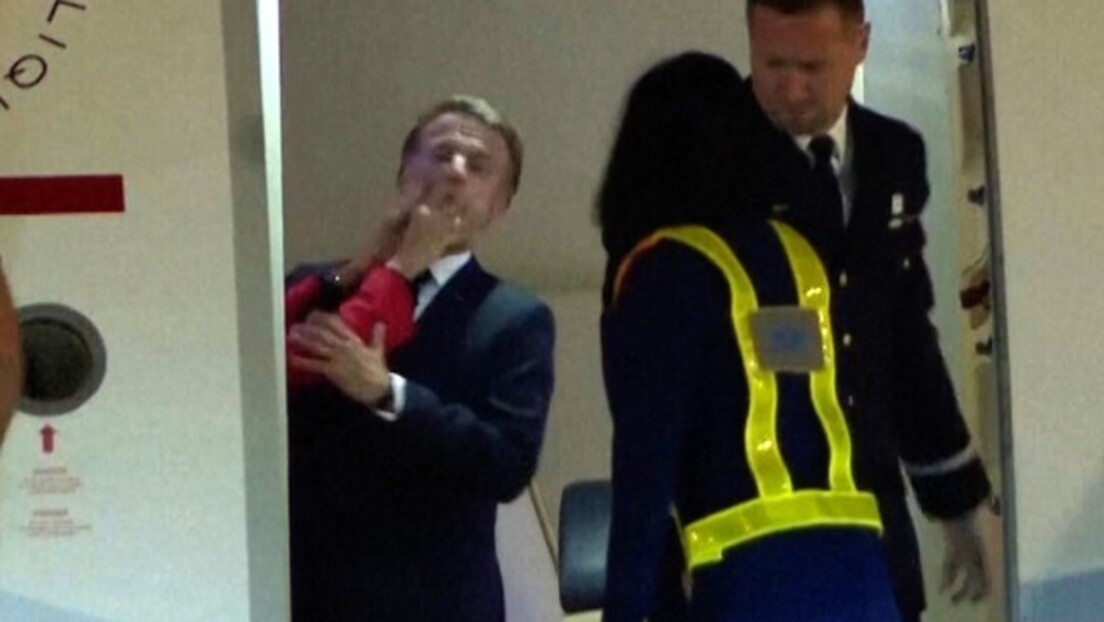 Após Macron apanhar da mulher em avião, governo francês culpa RT