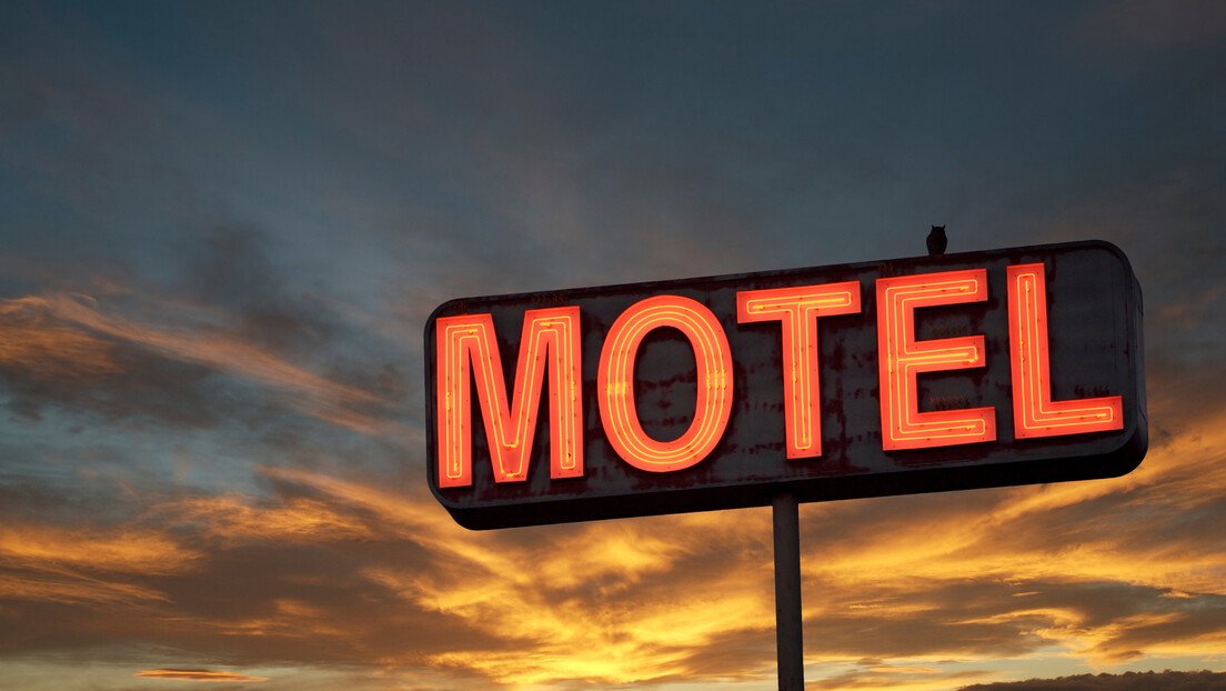 Após levar duas mulheres para motel, homem fica completamente 'duro' e chama a mãe para pagar