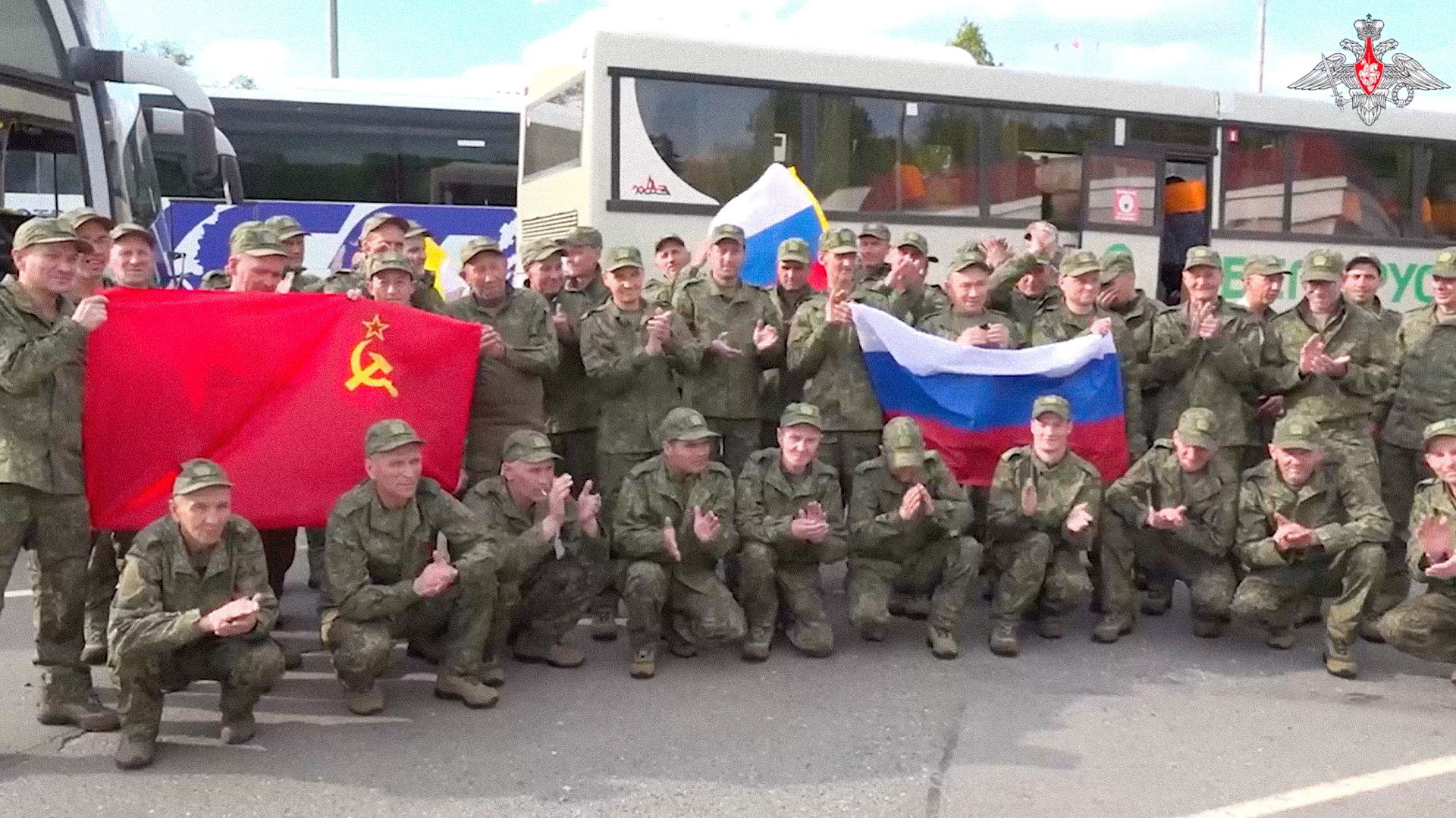 VÍDEO: primeiras imagens de cidadãos russos divulgadas após troca em grande escala com Ucrânia