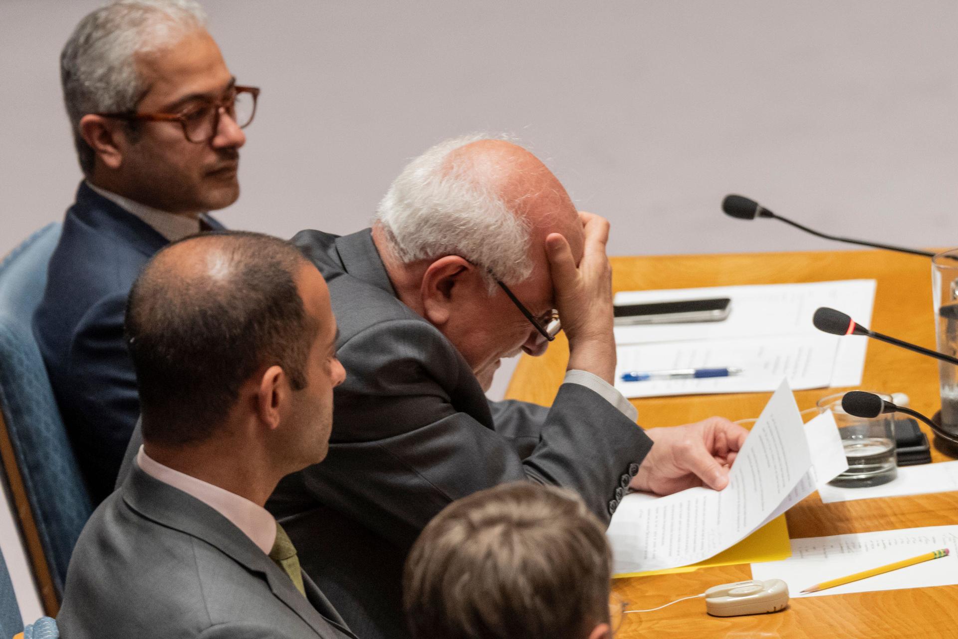 'Como alguém pode tolerar esse horror?': representante palestino na ONU desaba em lágrimas