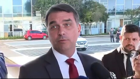 Flávio Bolsonaro desmente irmão e nega ter tratado de sanções contra Moraes com emissário dos EUA