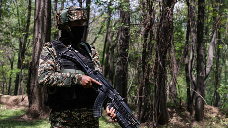 Paquistão lança retaliação contra Índia, informa imprensa paquistanesa