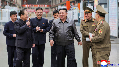 FOTOS: Kim Jong-un expressa satisfação ao examinar principais empresas do setor militar da RPDC