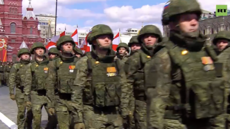 VÍDEO: heróis de operação militar especial desfilam na Praça Vermelha no Dia da Vitória