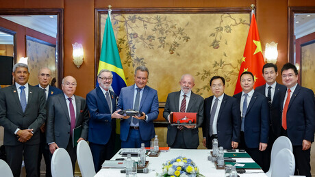 Brasil anuncia investimento bilionário da China em produção de combustível para aviação