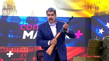 Maduro mostra fuzil do Exército Vermelho que Putin lhe presenteou