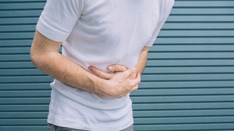 Quais são os primeiros sintomas do câncer de estômago?