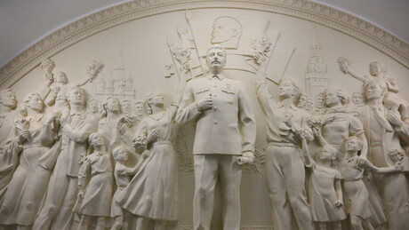 Monumento a Stalin é reinaugurado em metrô de Moscou