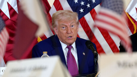 Trump diz que China e Walmart deveriam 'comer as tarifas' em vez de aumentar os preços