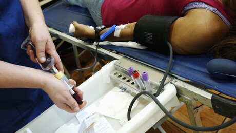 Escândalo de transfusão de sangue contaminado no Reino Unido pode ter afetado 400.000 pessoas