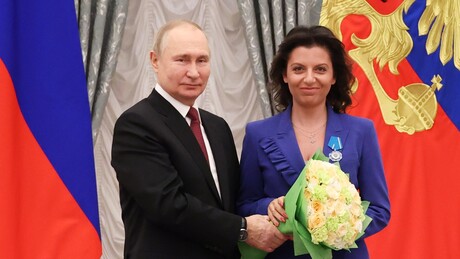 Diretora da RT recebe condecoração das mãos de Putin no Grande Palácio do Kremlin