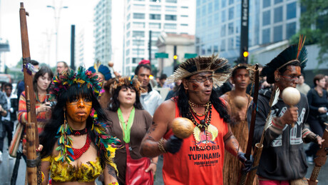 Tribo indígena brasileira processa New York Times, que os retratou como viciados em pornografia