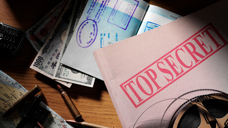 Oficial da inteligência de país da OTAN esquece documentos confidenciais em trem