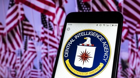 CIA em crise: vigilância e cortes dificultam recrutamento de espiões, revela Washington Post