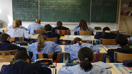 Escândalo em escola católica: professor é acusado de abusar de estudantes e filmar crimes