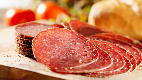 Marido espanca esposa por causa de 'salsicha judaica'