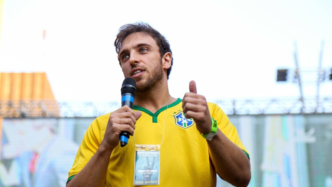 Humorista Léo Lins é condenado a oito anos de reclusão por piadas em show